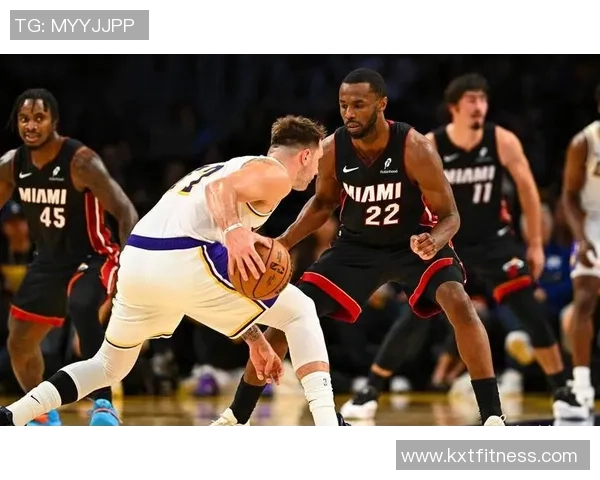 湖人对热火比赛中频繁犯规引发争议球迷对此反应热烈